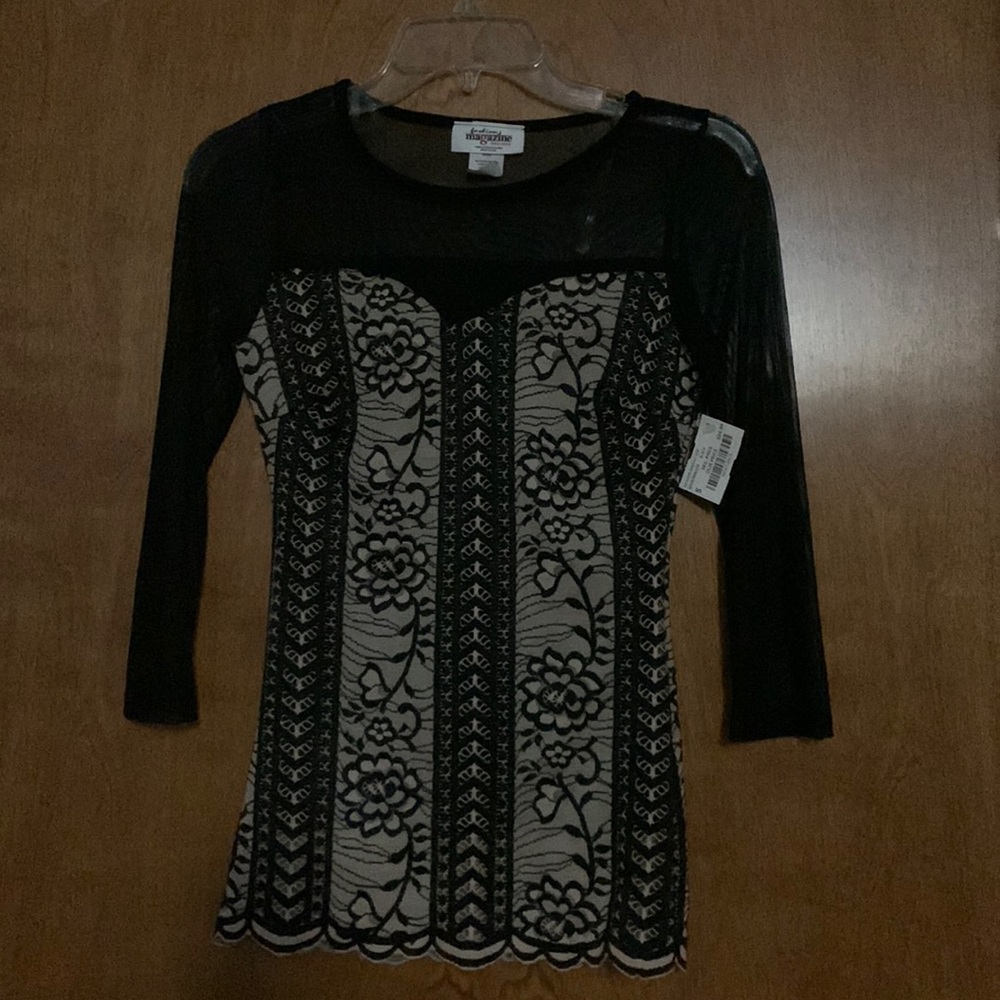 Black size small. 3/4 shear arms. Designed by Fashion Magaxine